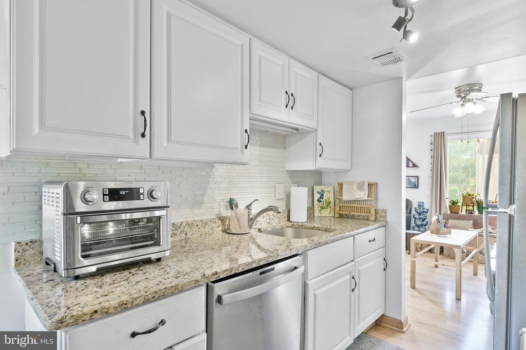 Image 2 of property listing at 19420 THOMAS FARM RD, Gaithersburg, MD 20886