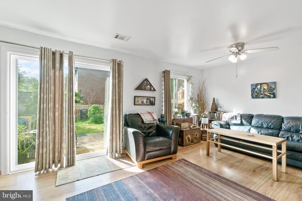 Image 4 of property listing at 19420 THOMAS FARM RD, Gaithersburg, MD 20886