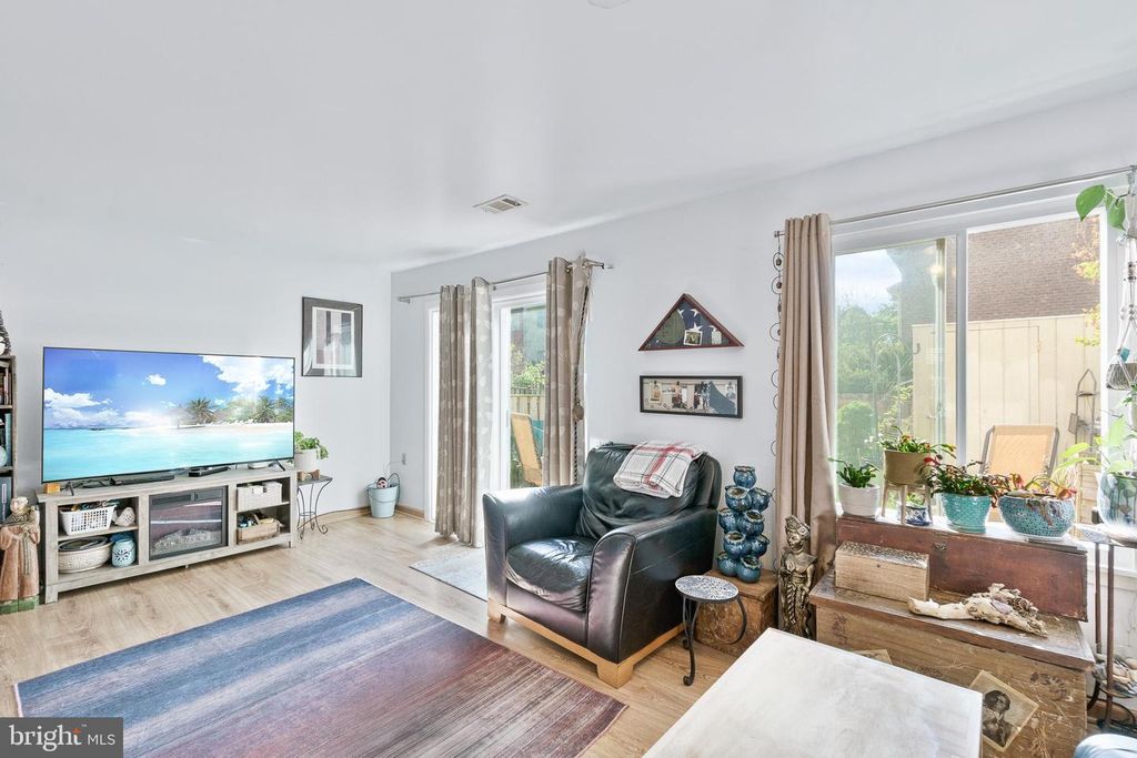 Image 6 of property listing at 19420 THOMAS FARM RD, Gaithersburg, MD 20886