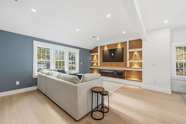 99 Grove St, Reading, MA 01867