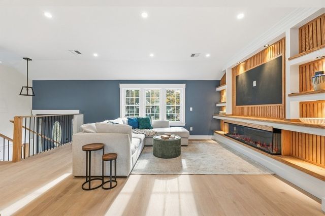 99 Grove St, Reading, MA 01867