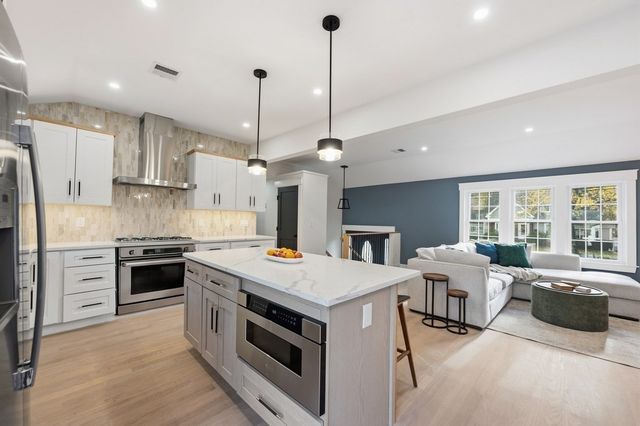 99 Grove St, Reading, MA 01867