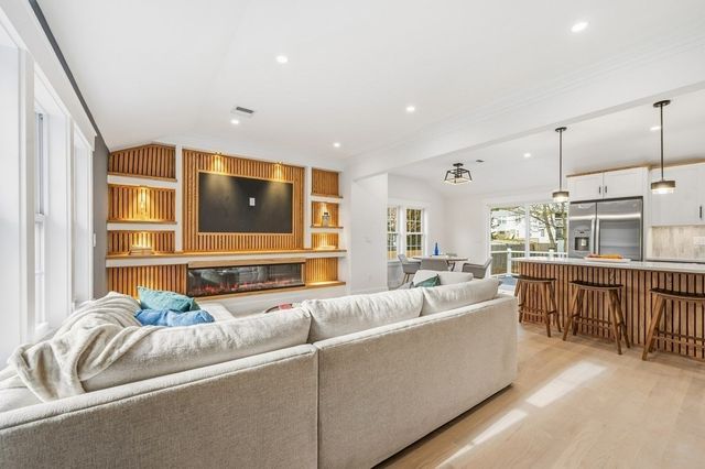 99 Grove St, Reading, MA 01867