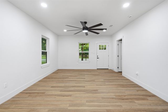 1413 N Wilhite Street, Cleburne, TX 76031