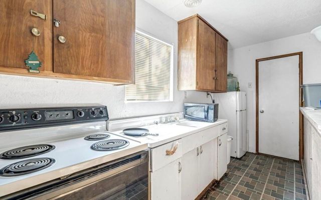 260 N Los Angeles Street, Tulare, CA 93274