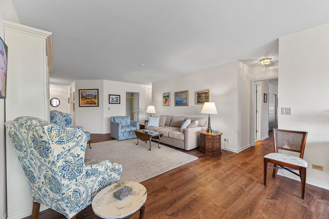 3100 Lexington Lane 201, Glenview, IL 60026