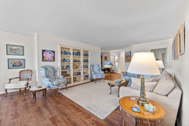 3100 Lexington Lane 201, Glenview, IL 60026