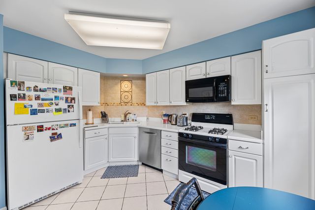 3100 Lexington Lane 201, Glenview, IL 60026