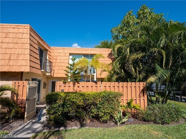 1727 Park Meadows DR 2, Fort Myers, FL 33907