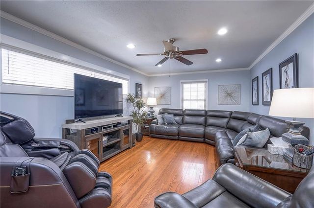 6800 Glenwood Street, Overland Park, KS 66204