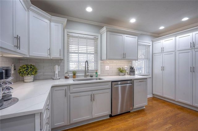 6800 Glenwood Street, Overland Park, KS 66204