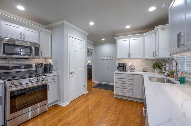 6800 Glenwood Street, Overland Park, KS 66204