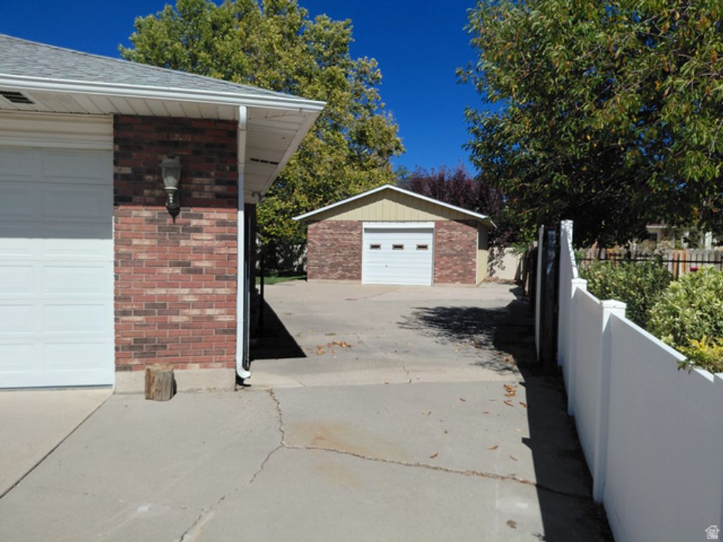 10504 S HIGHLINE CIR, South Jordan, UT 84095 — photo 2
