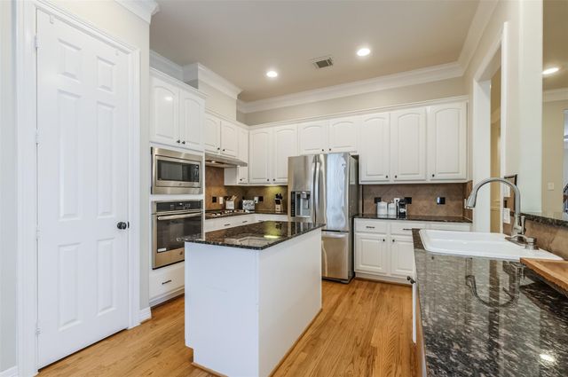 7515 Shady Villa Walk, Houston, TX 77055