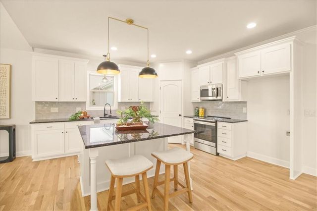 1854 NE Park Ridge Drive, Lee's Summit, MO 64064