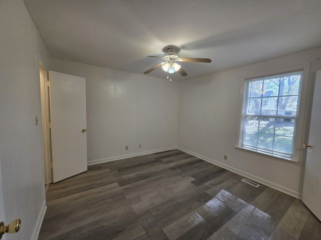 386 Elaine Dr, Clarksville, TN 37042