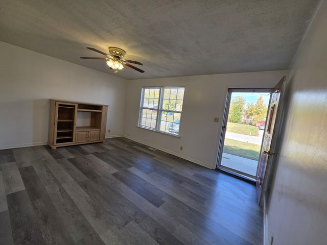 386 Elaine Dr, Clarksville, TN 37042