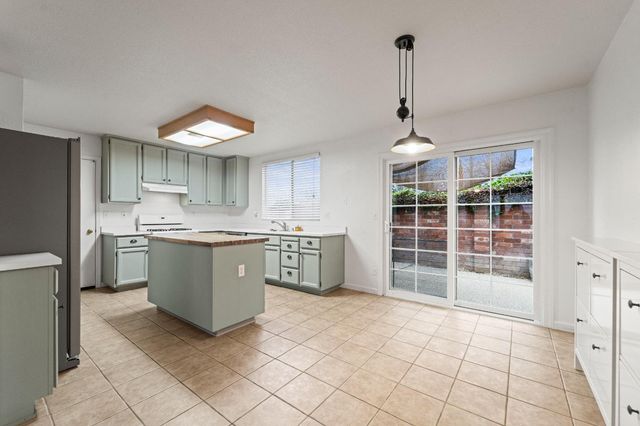 9540 S Coast Ln, Elk Grove, CA 95758