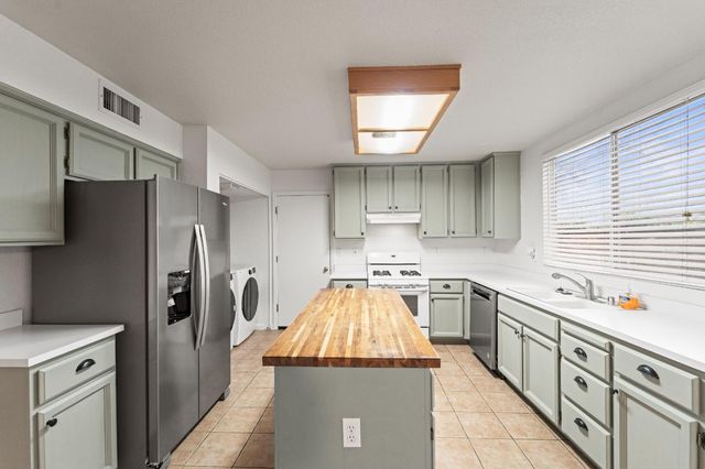 9540 S Coast Ln, Elk Grove, CA 95758