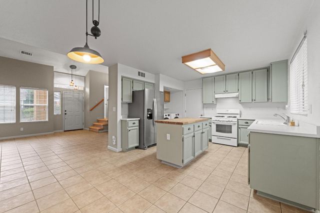 9540 S Coast Ln, Elk Grove, CA 95758