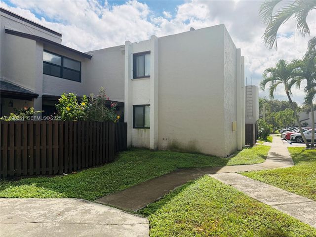 10296 NW 9th St Cir 203, Miami, FL 33172