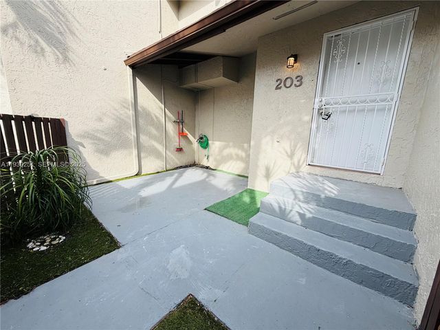 10296 NW 9th St Cir 203, Miami, FL 33172