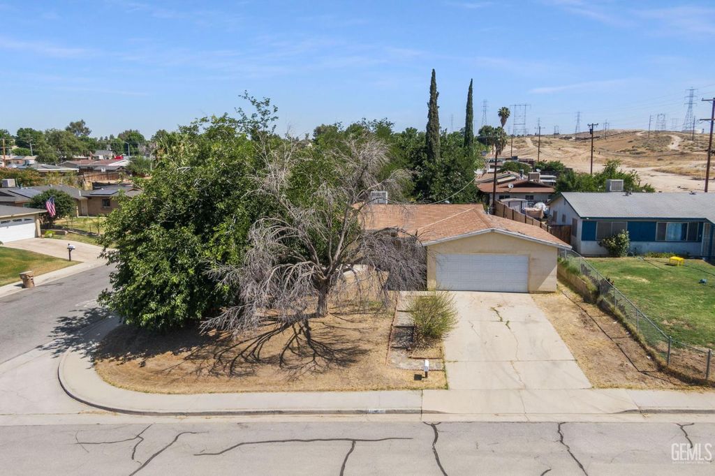 Image 1 of property listing at 7100 Sunnyridge Avenue, Bakersfield, CA 93306