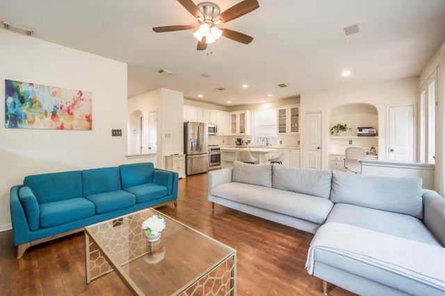 14 N Flickering Sun Circle, The Woodlands, TX 77382