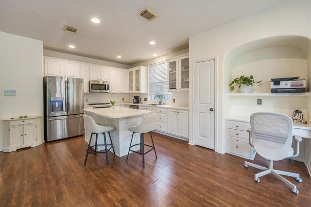 14 N Flickering Sun Circle, The Woodlands, TX 77382