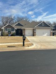 2400 Creek Side Circle, Moore, OK 73160