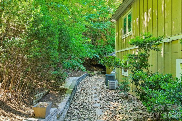 10 Cedar Drive, Mills River, NC 28759