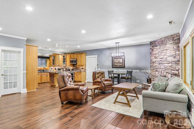 10 Cedar Drive, Mills River, NC 28759
