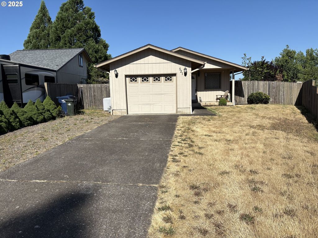 521 S 7TH St, Creswell, OR 97426