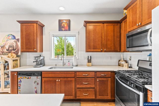 901 Riley Dr NE, Silverton, OR 97381