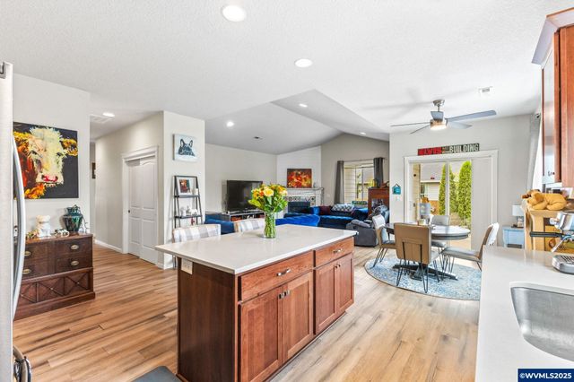 901 Riley Dr NE, Silverton, OR 97381