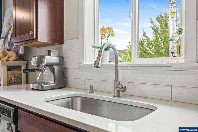 901 Riley Dr NE, Silverton, OR 97381