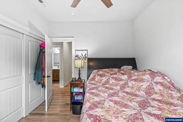 901 Riley Dr NE, Silverton, OR 97381