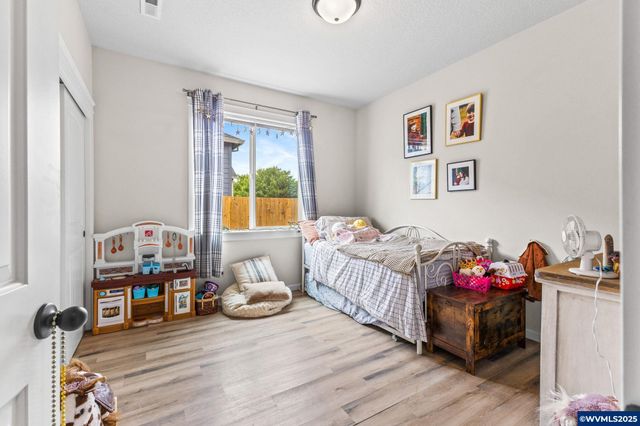 901 Riley Dr NE, Silverton, OR 97381