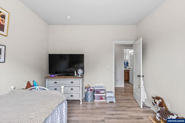 901 Riley Dr NE, Silverton, OR 97381