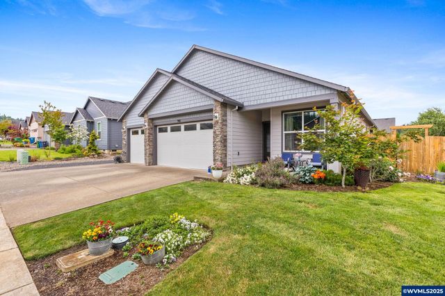 901 Riley Dr NE, Silverton, OR 97381