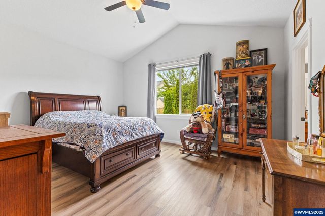 901 Riley Dr NE, Silverton, OR 97381