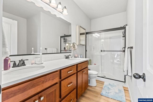 901 Riley Dr NE, Silverton, OR 97381