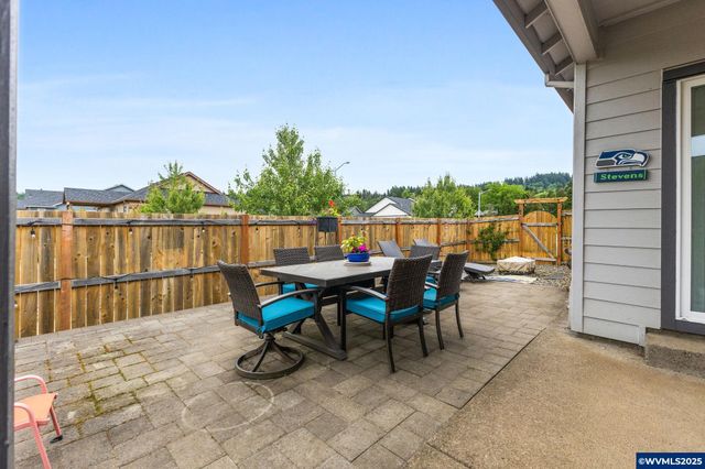 901 Riley Dr NE, Silverton, OR 97381