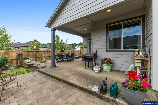 901 Riley Dr NE, Silverton, OR 97381