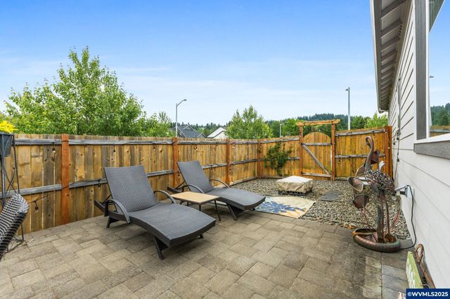 901 Riley Dr NE, Silverton, OR 97381