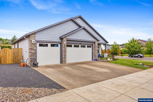 901 Riley Dr NE, Silverton, OR 97381