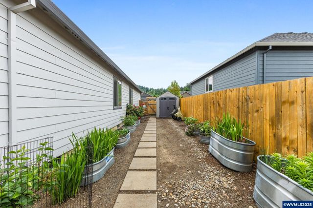 901 Riley Dr NE, Silverton, OR 97381