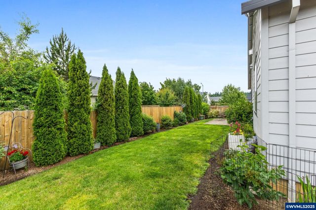 901 Riley Dr NE, Silverton, OR 97381