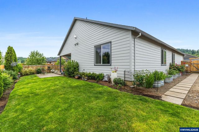 901 Riley Dr NE, Silverton, OR 97381