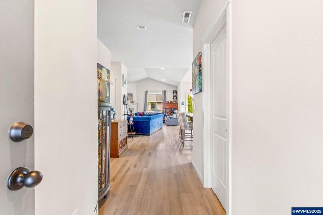 901 Riley Dr NE, Silverton, OR 97381